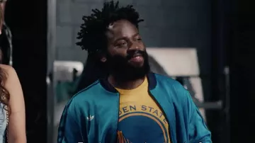¡Chaqueta Adidas azul/verde usada por Douglas Alencar aka Dodói (Douglas Silva) como se ve en Samantha! S01E02