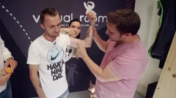 Le T-shirt blanc avec un smiley Nike "Have a nice day" de Squeezie dans sa video youtube "Notre amitié survivra-t-elle?