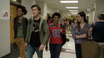 La camiseta negra de Elliott Smith usada por Simon Pier (Nick Robinson) en Love, Simon
