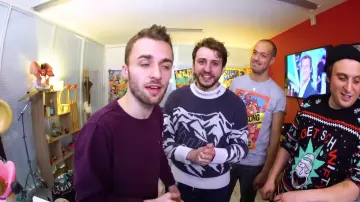 Le pull Rick And Morty porté par Mcfly dans la vidéo On crée des chansons en total impro 2 de McFly & Carlito