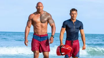 Le short de bain rouge et bleu Under Armour de Mitch Buchannon (Dwayne Johnson) dans Baywatch