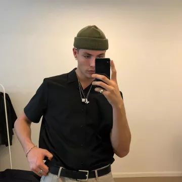 Gorra verde estilo marinero de Jonas Bahri en su cuenta de Instagram