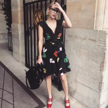 Emma Roberts, arc-en-ciel giroflée robe à volants sur son Instagram compte