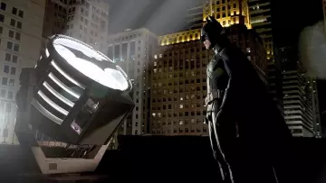 La réplique du projecteur du commissaire Gordon (Gary Oldman) pour appeler Batman dans Batman Begins
