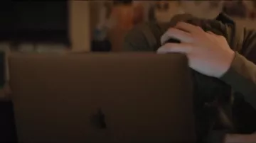 L'ordinateur Macbook pro d'Apple utilisé par Simon Pier (Nick Robinson) dans Love, Simon