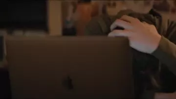 La computadora Macbook pro de Apple utilizada por Simon Pier (Nick Robinson) en Love, Simon