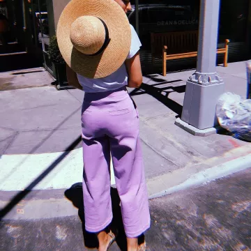 Los pantalones morados de Charlotte Groenveld (@thefashionguitar) en su cuenta de Instagram