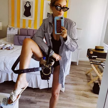 Mini bolsa de cubo de Charlotte Groeneveld (@thefashionguitar) en su cuenta de Instagram