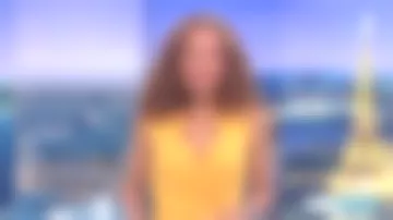 La robe portefeuille jaune moutarde Morgan de Sandrine Aramon dans Soir 3 le 09/07/18 sur France 3