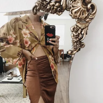 The top satin worn by Stephanie Arant on his account Instagram