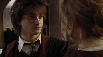 La cravate aux couleurs de Gryffondor que porte Harry Potter (Daniel Radcliffe) dans Harry Potter et la coupe de feu