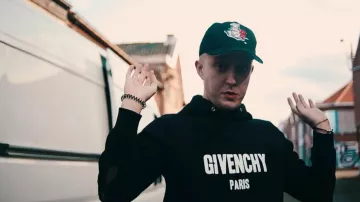 Le sweatshirt noir Givenchy Paris porté par Vald dans le clip "Valise" de Hornet La frappe x Vald