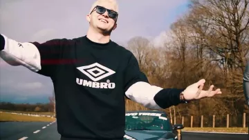 Le sweatshirt noir et blanc Umbro x Avnier porté par Vald dans le clip Valise de Hornet La Frappe x Vald