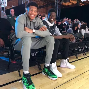 The jogging bottoms grey Nike Sportswear Tech Fleece is worn by Giannis Antetokounmpo on his account Instagram