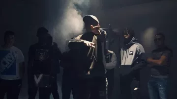 Le sweatshirt à capuche gris et noir Nike Air dans le clip Lové de Rk