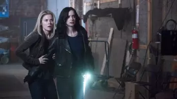 La veste en cuir noire de Jessica Jones (Krysten Ritter) comme vue dans la série Marvel's Jessica Jones S02E02