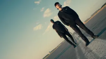 Le pantalon de survêtement noir porté par Nekfeu dans son clip "Juste pour voir" en featuring avec Spri Noir