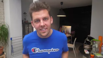 The t-shirt blue Champion "Institutionals" de Pierre Croce in his YouTube video "The 9 best games to do in the evening"