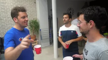 The white t-shirt and blue Le Coq Sportif "Inspi" Football " in the YouTube Video "The 9 best games to do in the evening" de Pierre Croce