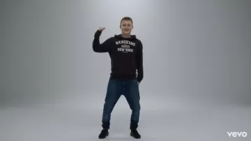 Le sweatshirt à capuche bleu marine Redskins porté par Vald dans son clip Désaccordé