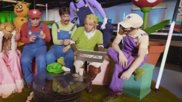 La perruque blonde de Squeezie dans la vidéo YouTube "Mario Carte Bleue All Star" de Mcfly & Carlito