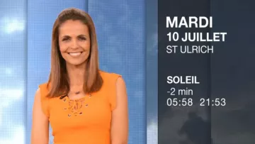 Le top en maille ocre de Cali Morales dans La météo de M6 du 09/07/2018