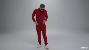 La veste de survêtement rouge Le Coq Sportif porté par Vald dans son clip Désaccordé