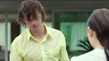 La chemise jaune pale de Lee Flynn (Joel Courtney) dans The Kissing Booth