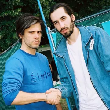 Le pull bleu "Etudes Studio" porté par Orelsan sur le compte Instagram de Lomepal