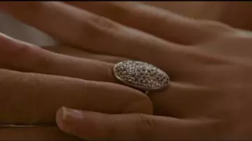 The engagement ring of Bella swan (Kristen Stewart) in Twilight Hesitation
