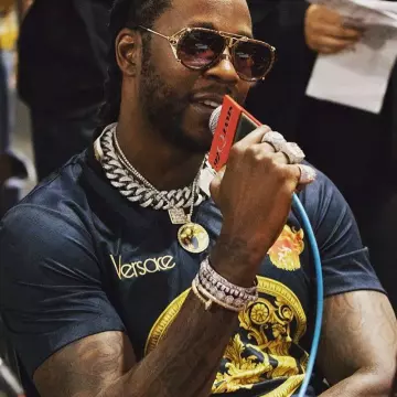 Les lunettes de soleil dorées et noires Roberto Cavalli de 2 Chainz sur son compte Instagram