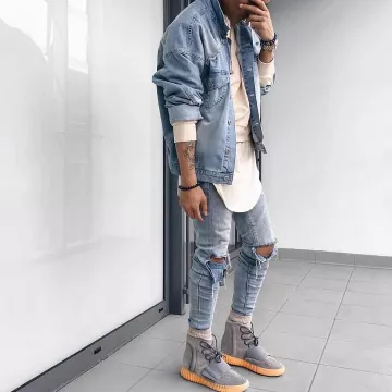 La paire de yeezy 750 grey sur le post instagram de outfitsociety