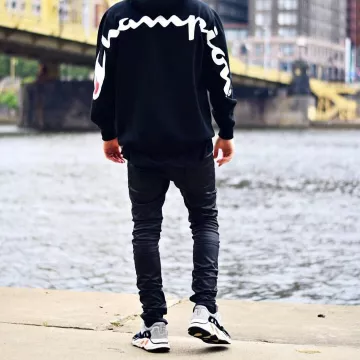 La paire de Yeezy Wave Runner sur le post instagram de outfitsociety