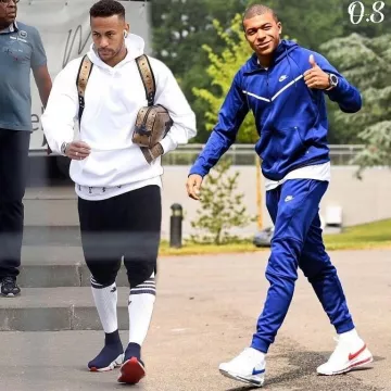 La paire de Balenciaga Speed Trainer de Neymar da Silva Santos sur le post instagram de outfitsociety