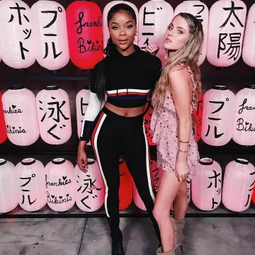 Le legging noir bandes blanches et rouges porté par Ajiona Alexus vu sur le compte Instagram de Anne Winters