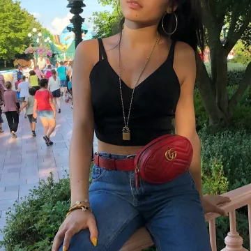 The bag belt GG Gucci quilted leather red worn by the influenceuse French May-Lee, during his day at Disneyland Paris