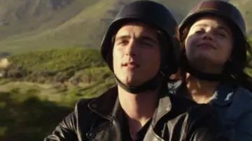 The bike helmet bowl-style "harley" carried by Noah Flynn (Jacob Elordi) in the movie the kissing booth