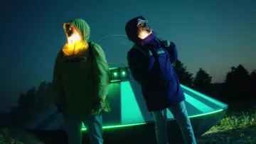 La veste jaune Na­pa­pi­jri portée par Vald dans le clip Bizarre de Lorenzo