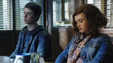 La veste en jean portée par Hannah Baker (Katherine Langford) dans  13 Reasons Why S01E13