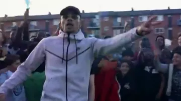 La veste Nike Sports­wear Tech Fleece portée par Mister V dans son clip BTP