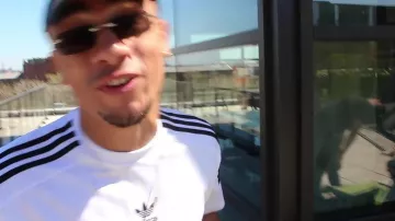 Le t-shirt Adidas blanc porté par Mister V dans son clip BTP