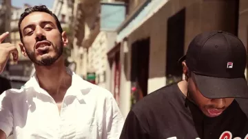 La casquette noire Fila portée par Sultan dans le clip Aïe aïe aïe de Canardo