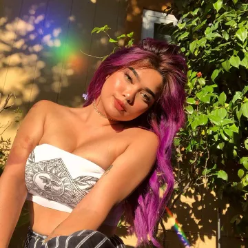 La diadema blanca impresa en el sol que lleva la guapa filipina Cleolazuli en su cuenta de Instagram