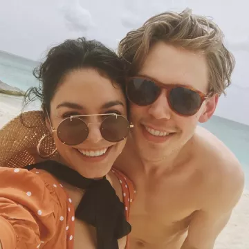 Las gafas de sol redondas con montura dorada de Vanessa Hudgens en su cuenta de Instagram