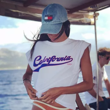 The t-shirt Calvifornia of Janane Boudili on his account Instagram