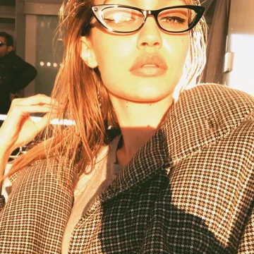 The blazer beige plaid Gucci style tweed worn by Gigi Hadid is on one of his posts Instagram