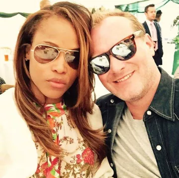 Sunglasses Ray Ban Aviator RB3025 to Eve on his account Instagram