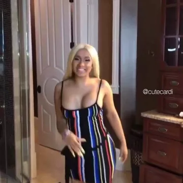 La robe multicolore à rayures de Cardi B dans son salon sur un de ses post Instagram