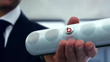 El altavoz gris portátil Beats Pill en Transformers 4: Age of Extinction