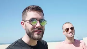 Les lunettes de soleil de Cyprien dans sa vidéo "On roule en Harley Davidson" (Vlog Los Angeles 1)